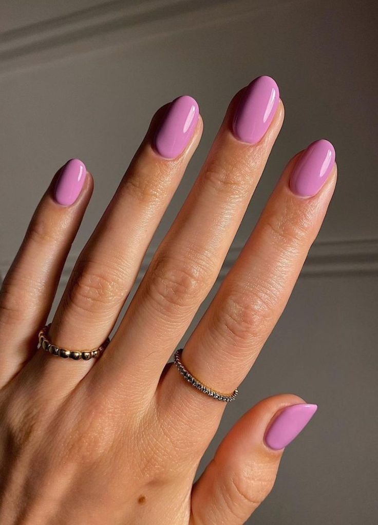 Uñas en rosa lila liso