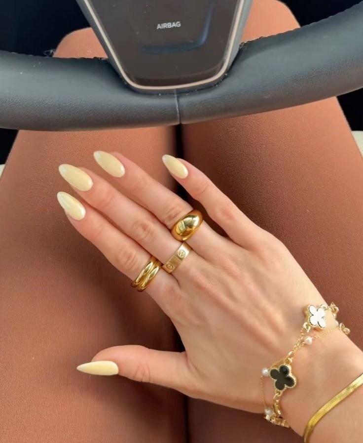 Uñas en amarillo muy claro casi nude