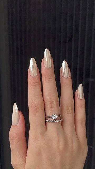 Uñas con efecto cromado plateado