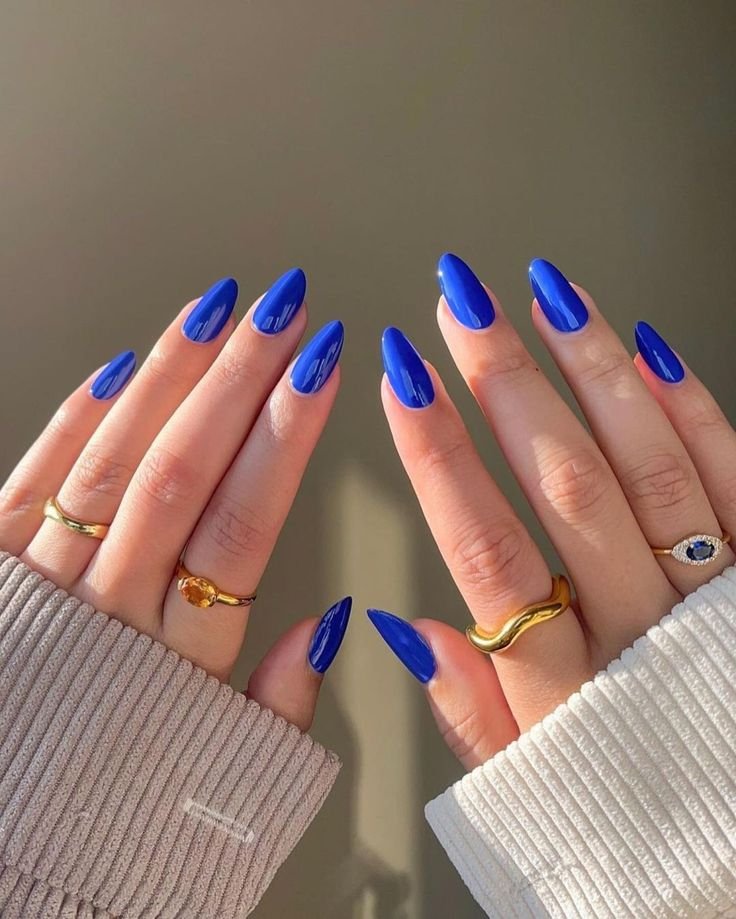 Uñas en azul klein liso