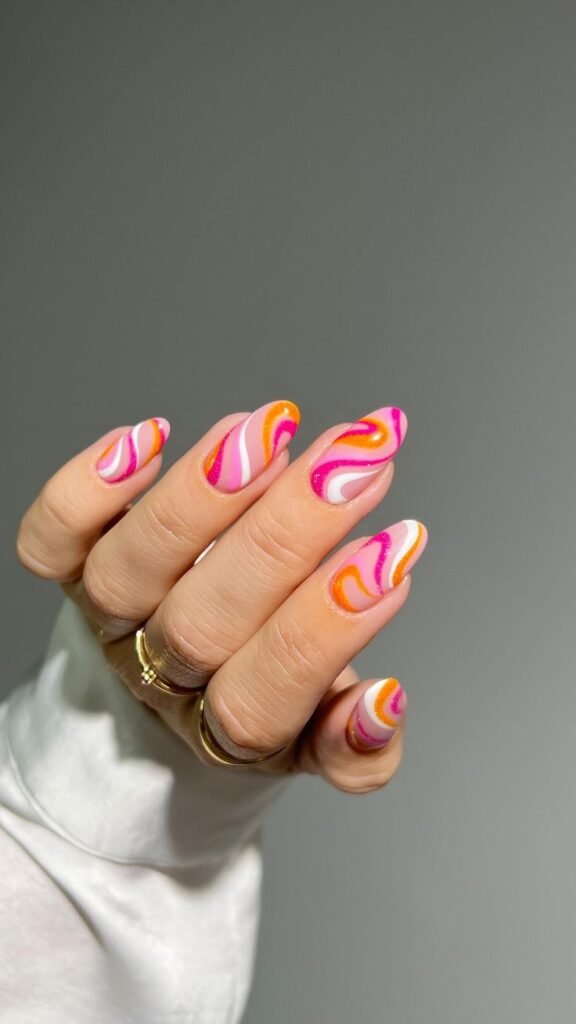 Uñas con remolinos multicolor