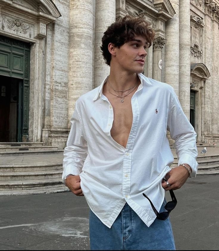 Chico caminando por la calle con camisa blanca