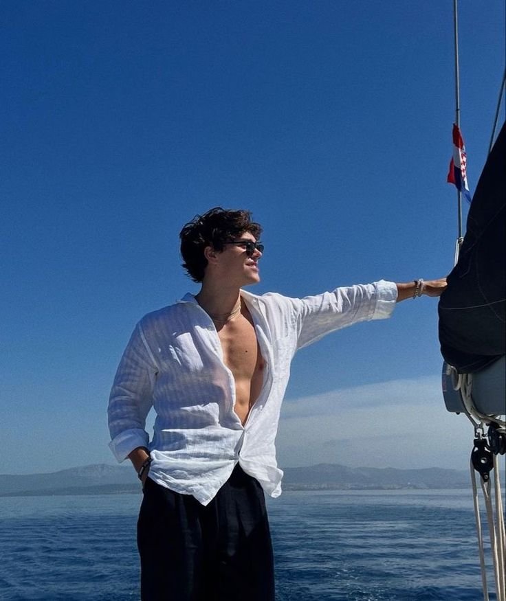 Chico en un barco con camisa blanca de lino