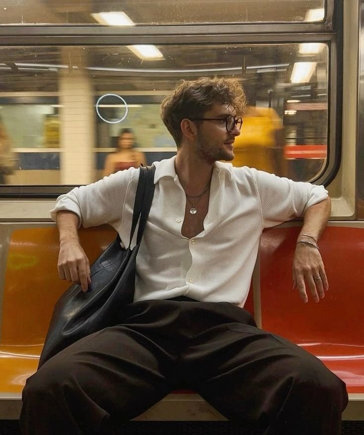 Chico sentado en el metro