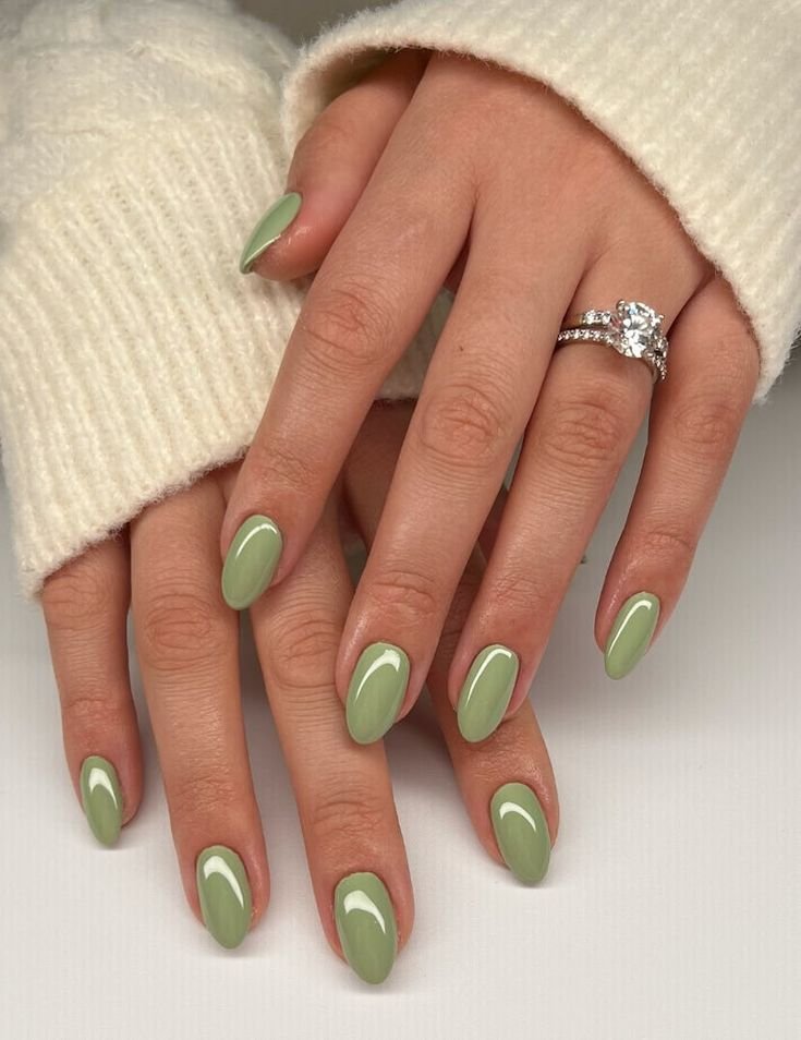 Uñas en verde salvia liso
