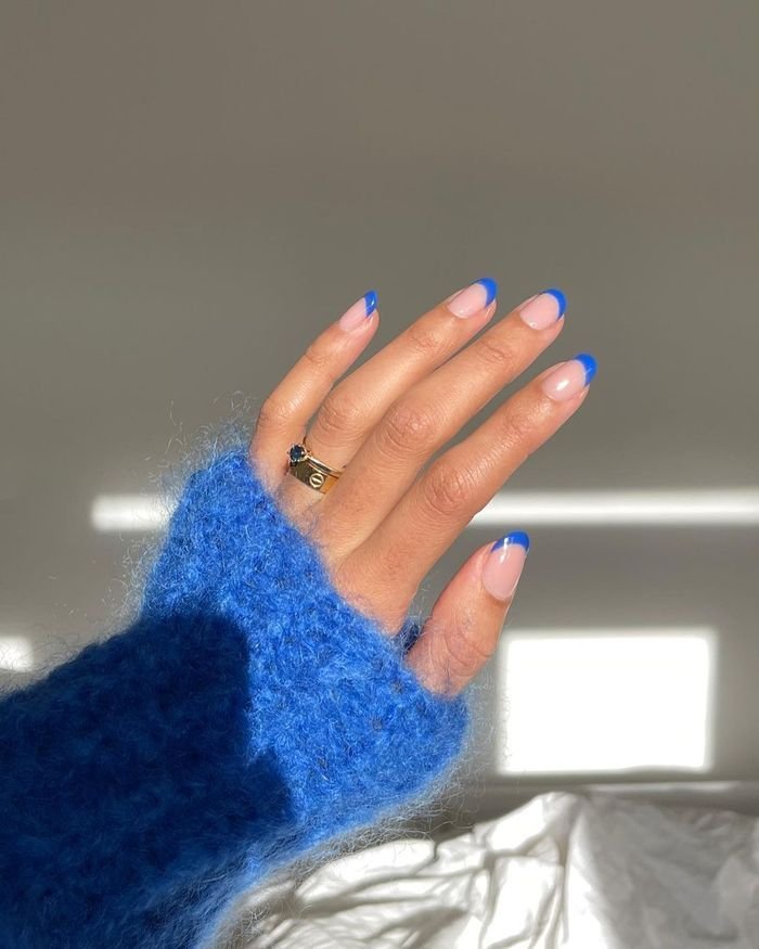 Uñas azules con french