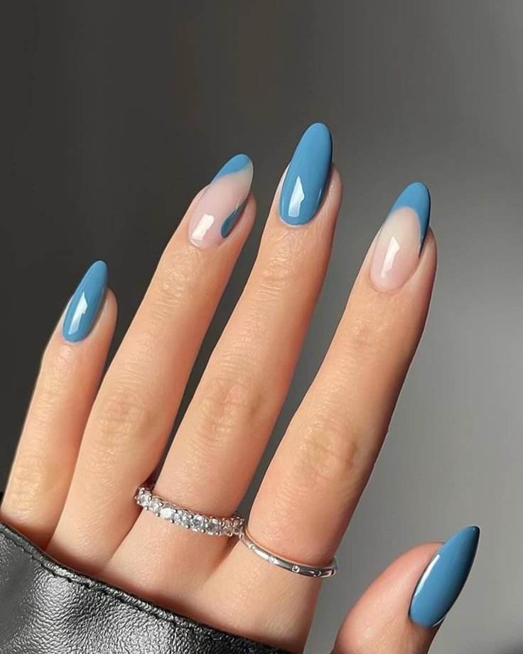 Uñas en azul petróleo combinadas con nude