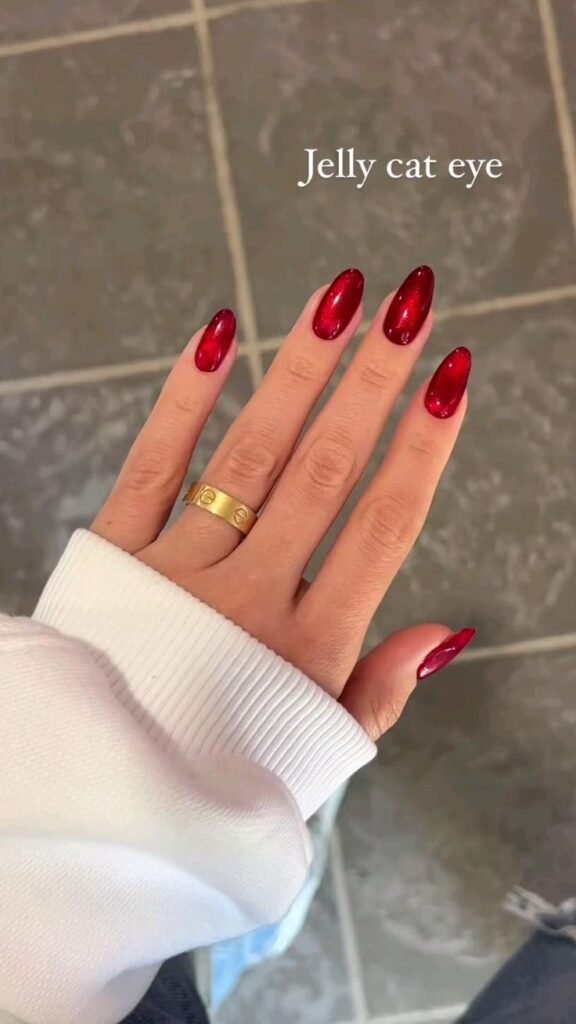 Uñas rojas con efecto jelly translúcido