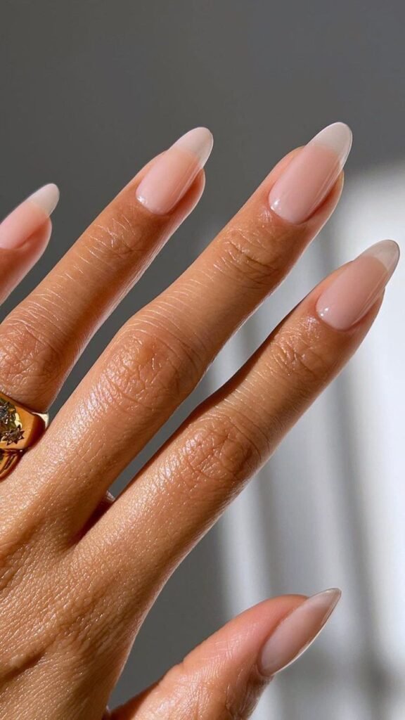 Uñas nude naturales de forma almendrada