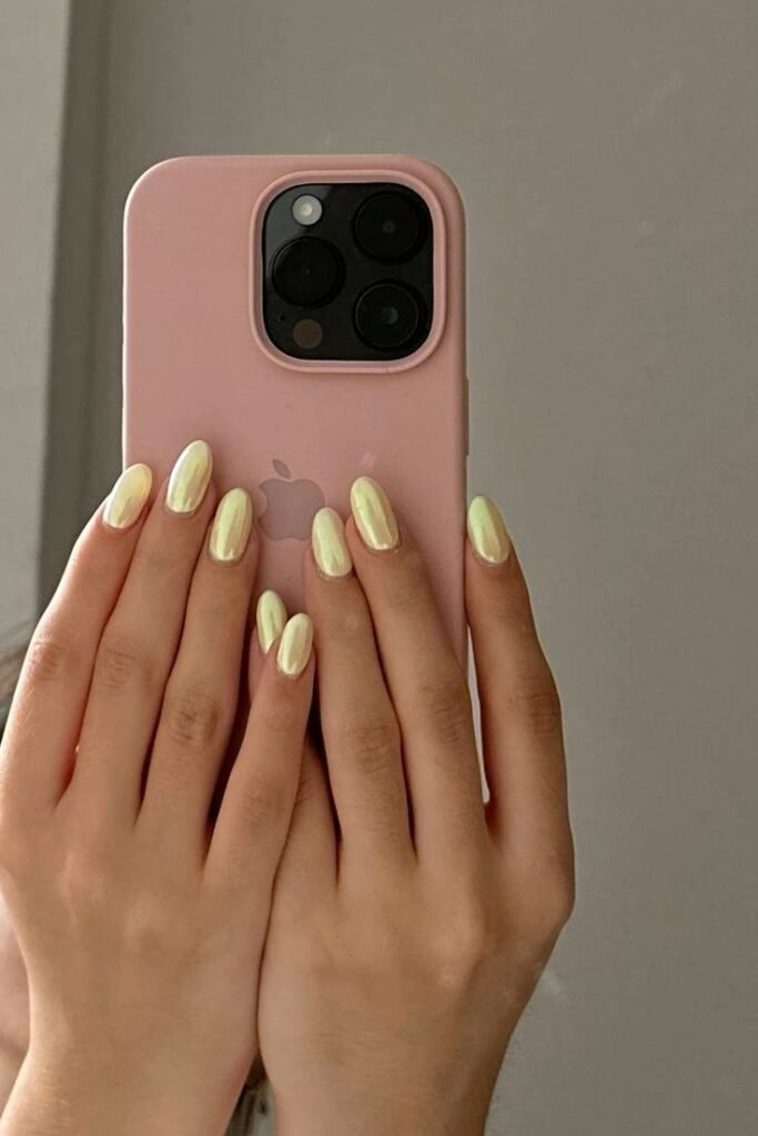 Uñas en amarillo pastel