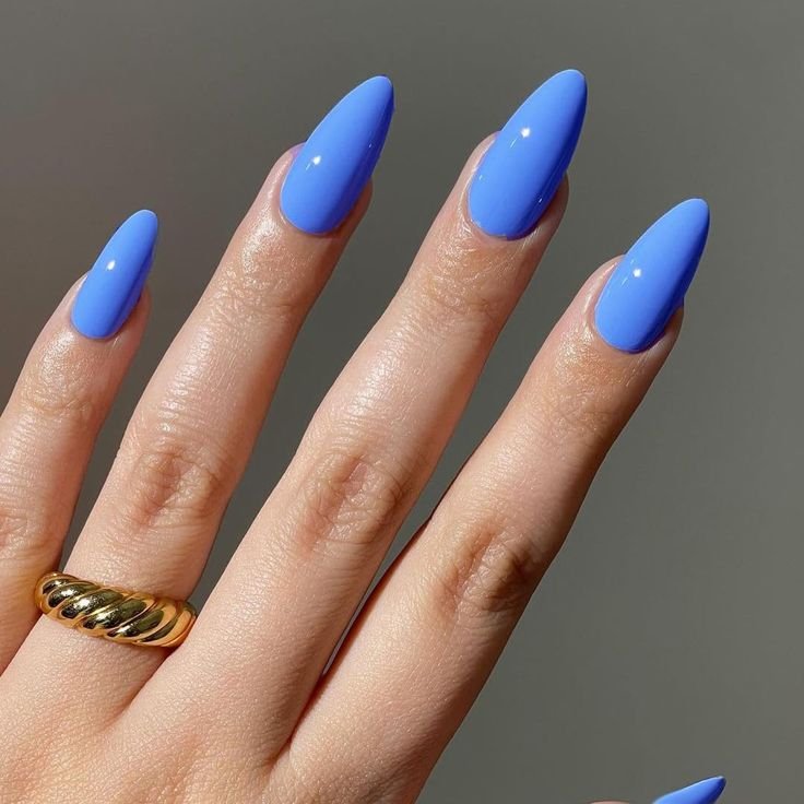 Uñas en azul lavanda liso