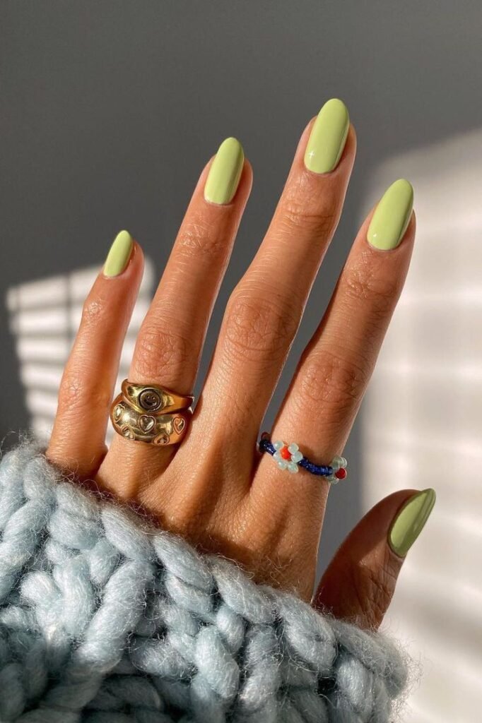 Uñas en verde pistacho liso