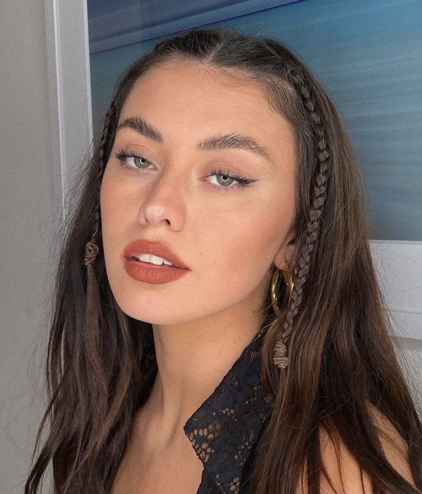 Trenzas finas sueltas entre el pelo liso