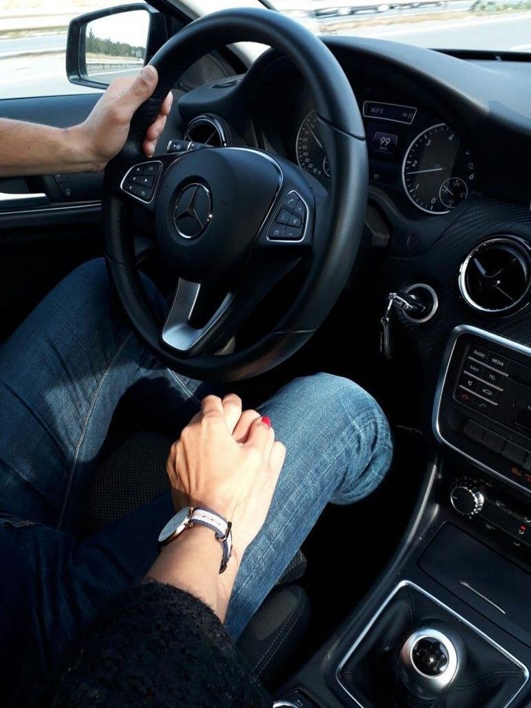 Manos sobre el volante vistas desde arriba