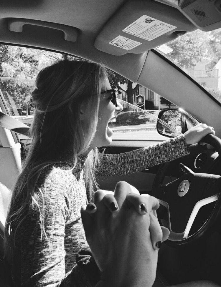 Foto en blanco y negro de dos personas dentro del coche