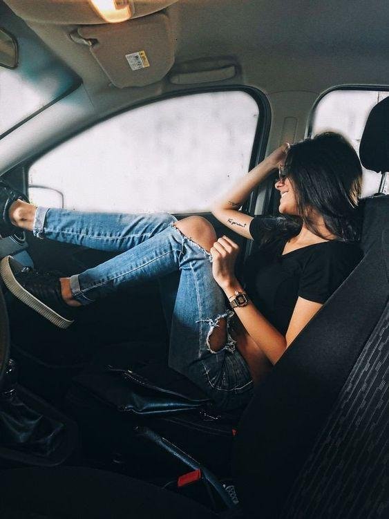 Chica con los pies apoyados en el salpicadero