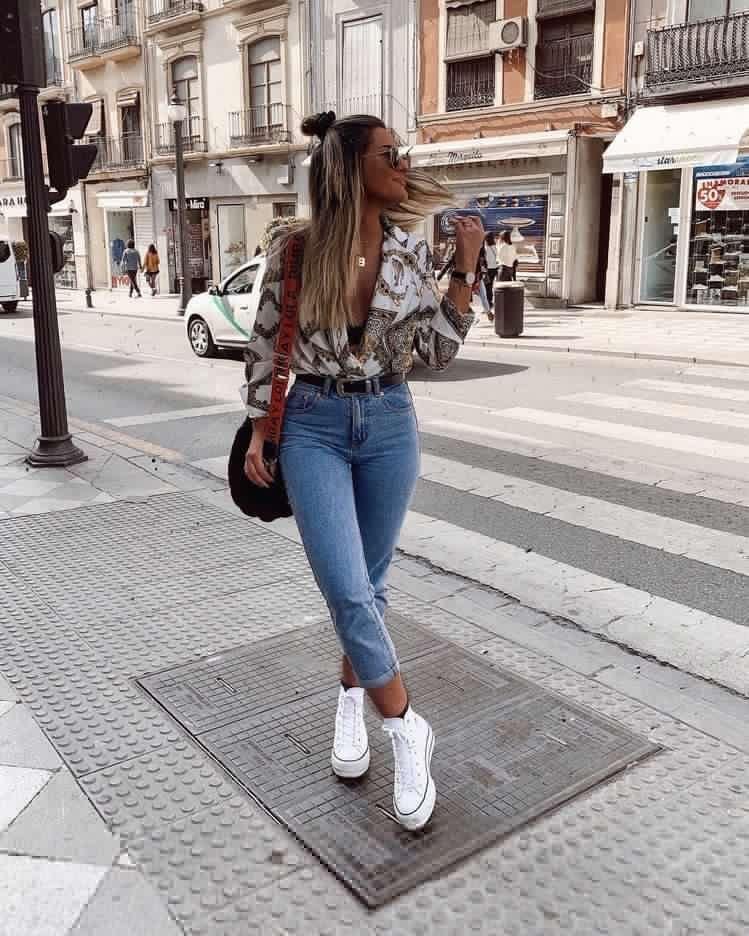 Camisa estampada con jeans rectos