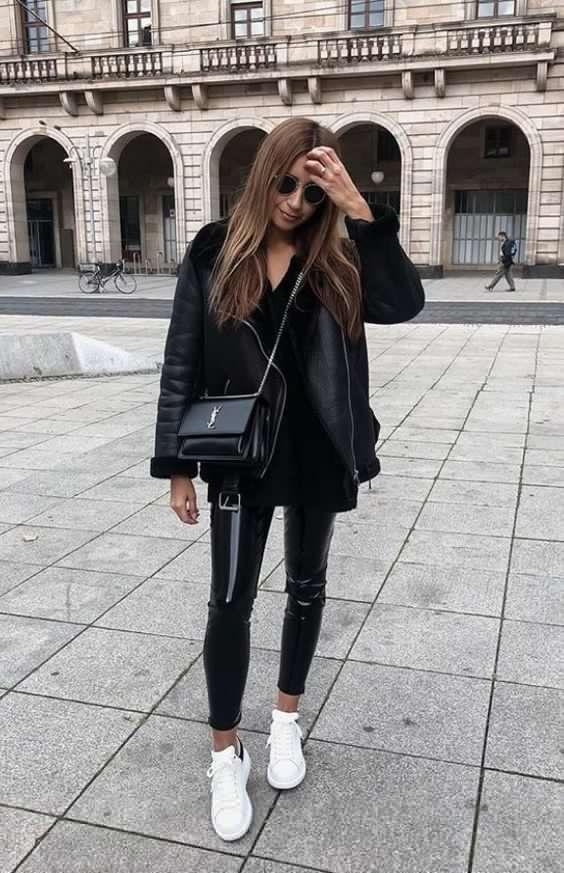 Chaqueta de cuero negra con pantalón ajustado