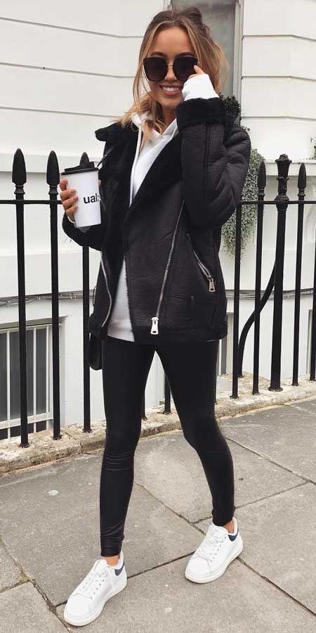 Abrigo negro con leggings y tenis blancos
