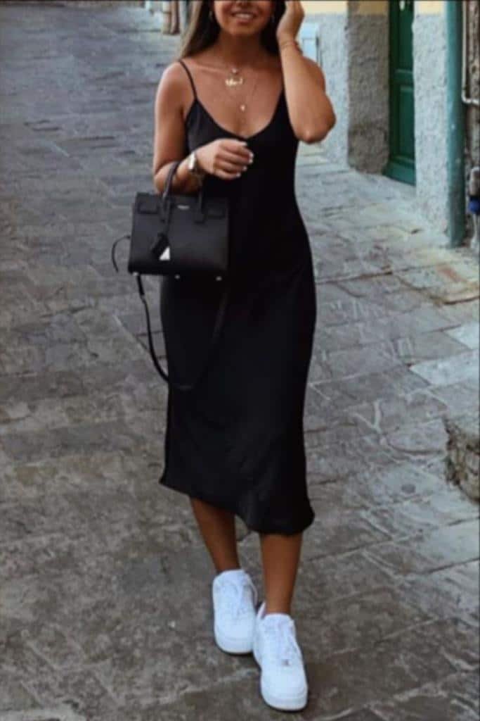 Vestido negro midi de tirantes con tenis blancos