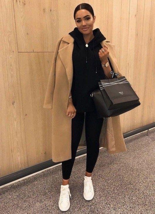 Abrigo camel con conjunto negro y tenis blancos