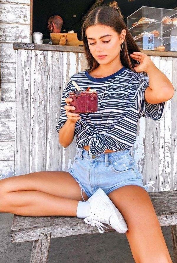 Camiseta de rayas con shorts vaqueros