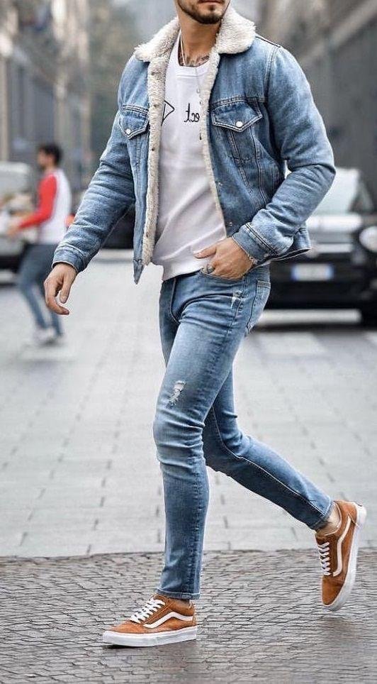 Chaqueta vaquera con borrego y jeans claros