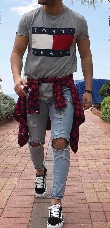 Camiseta gris con camisa de cuadros atada a la cintura