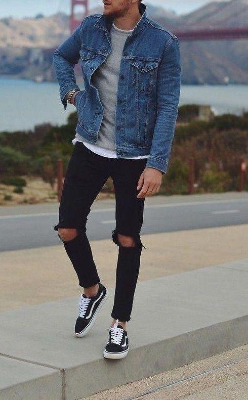 Chaqueta vaquera con camiseta gris y jeans negros rotos