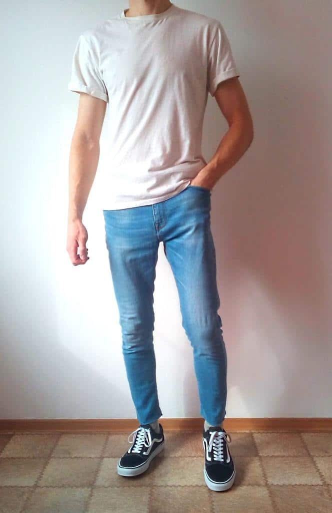 Camiseta blanca con jeans claros ajustados