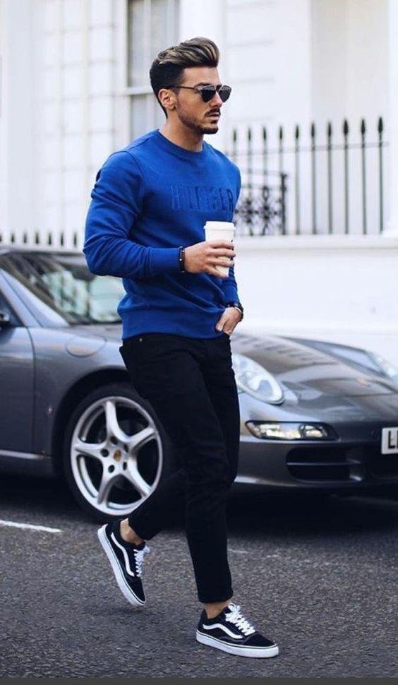 Jersey azul con jeans oscuros en la calle