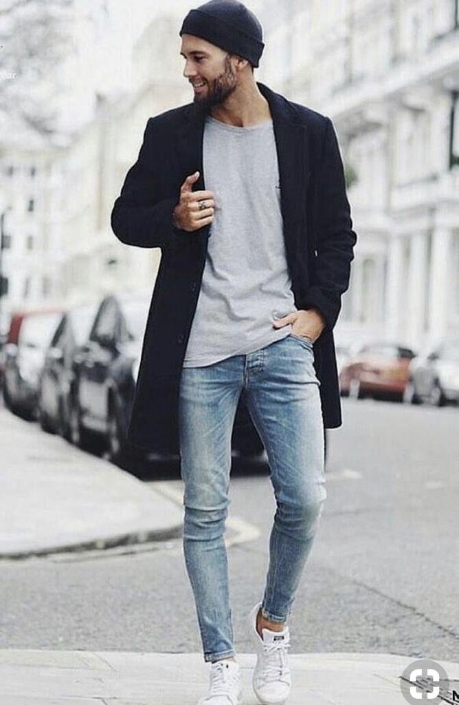 Abrigo largo negro con camiseta gris y jeans claros