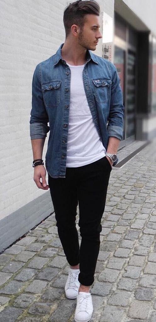 Camisa vaquera abierta con camiseta blanca y jeans negros