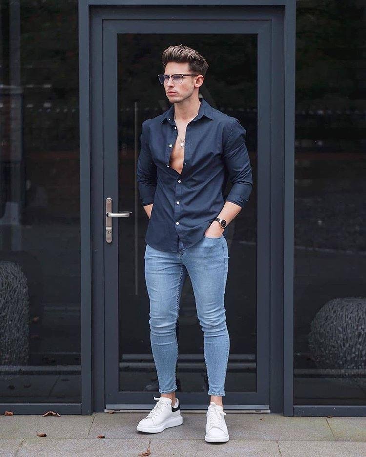 Camisa azul marino con jeans claros