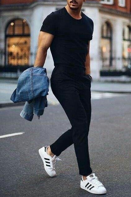 Camiseta negra con jeans oscuros y tenis blancos