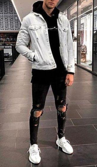 Chaqueta vaquera clara con jeans negros rotos