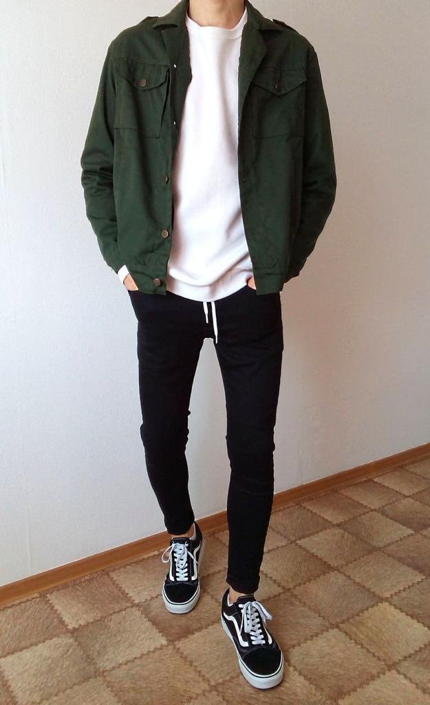 Chaqueta verde militar con camiseta blanca y jeans negros