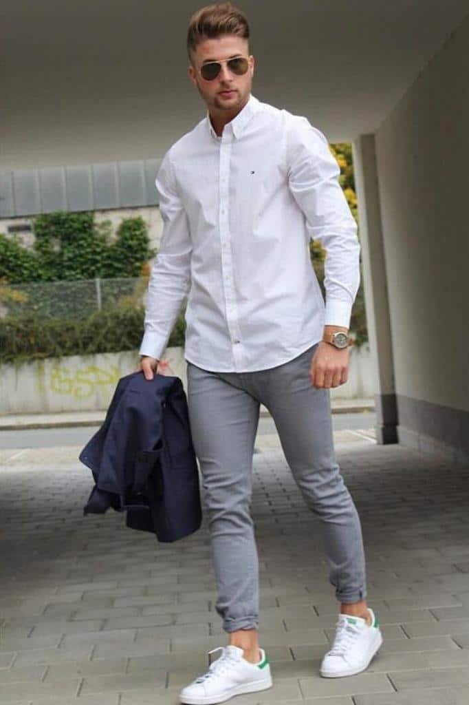 Camisa blanca con chinos grises y tenis blancos