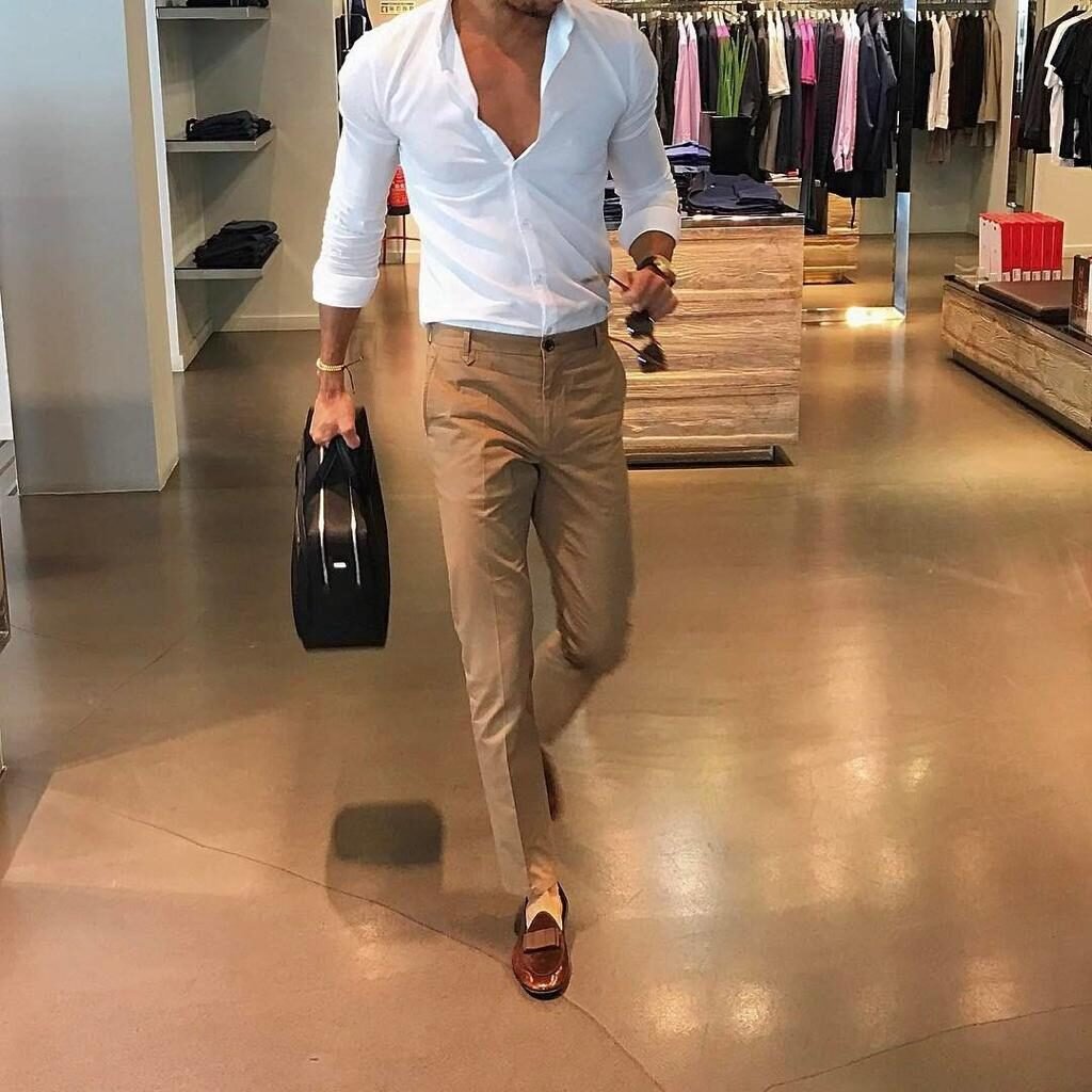 Camisa blanca con pantalón camel y mocasines
