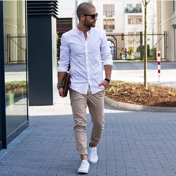 Camisa azul claro con pantalón beige y tenis blancos