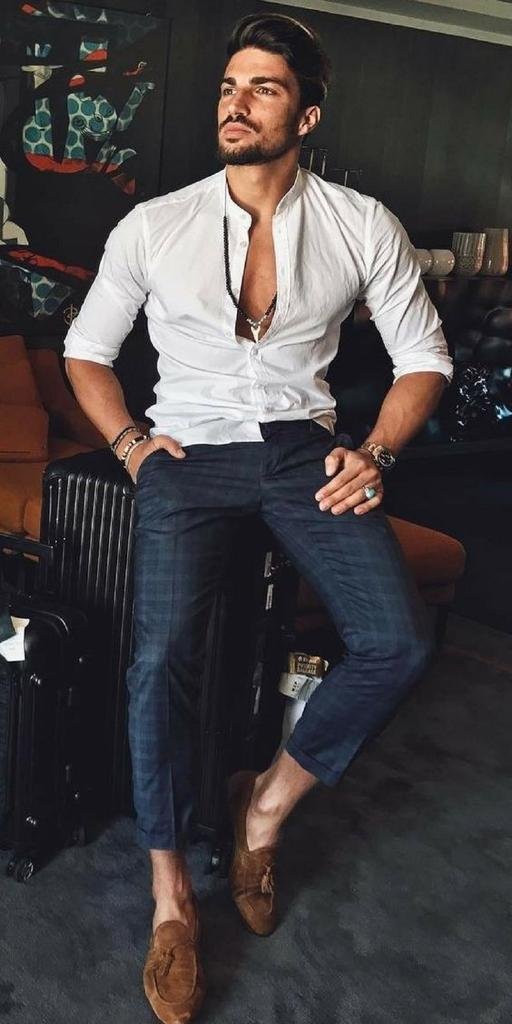 Camisa blanca con pantalón oscuro y mocasines