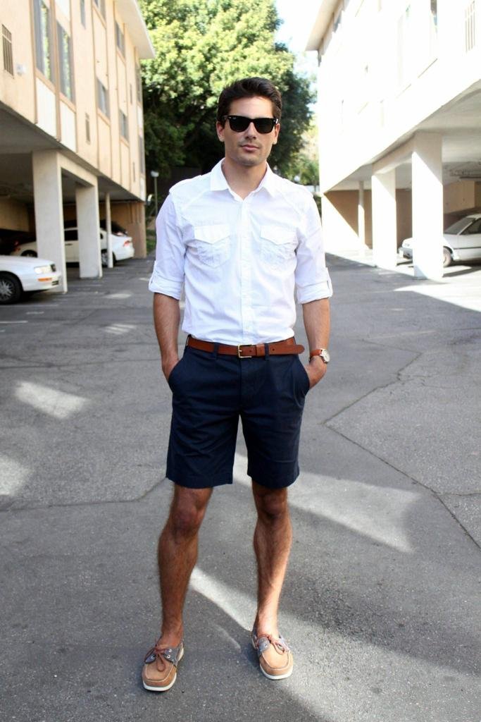 Camisa blanca con short azul marino