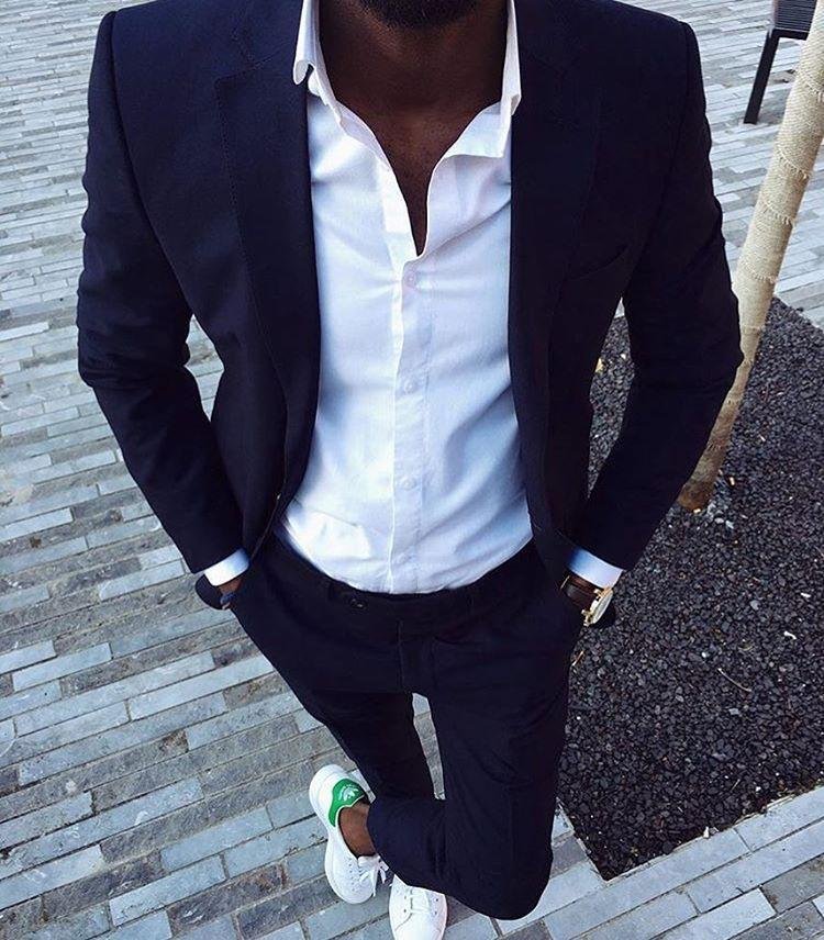 Camisa blanca con traje azul marino