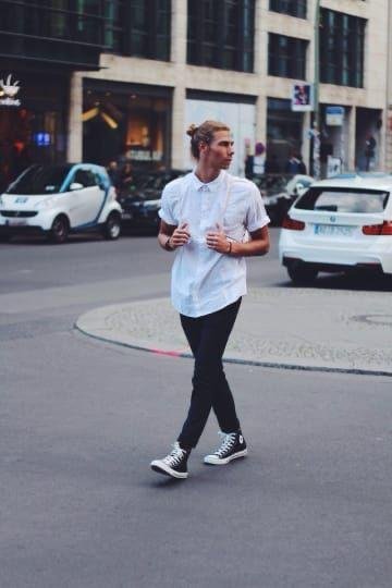 Camisa blanca con pantalón negro y tenis