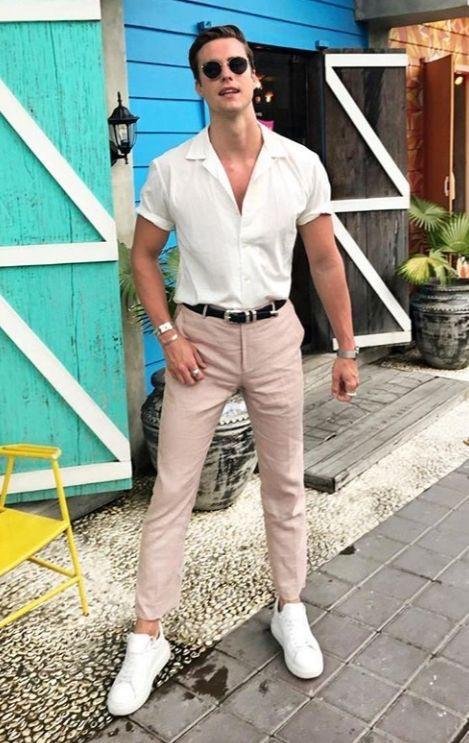 Camisa blanca de manga corta con pantalón rosa palo