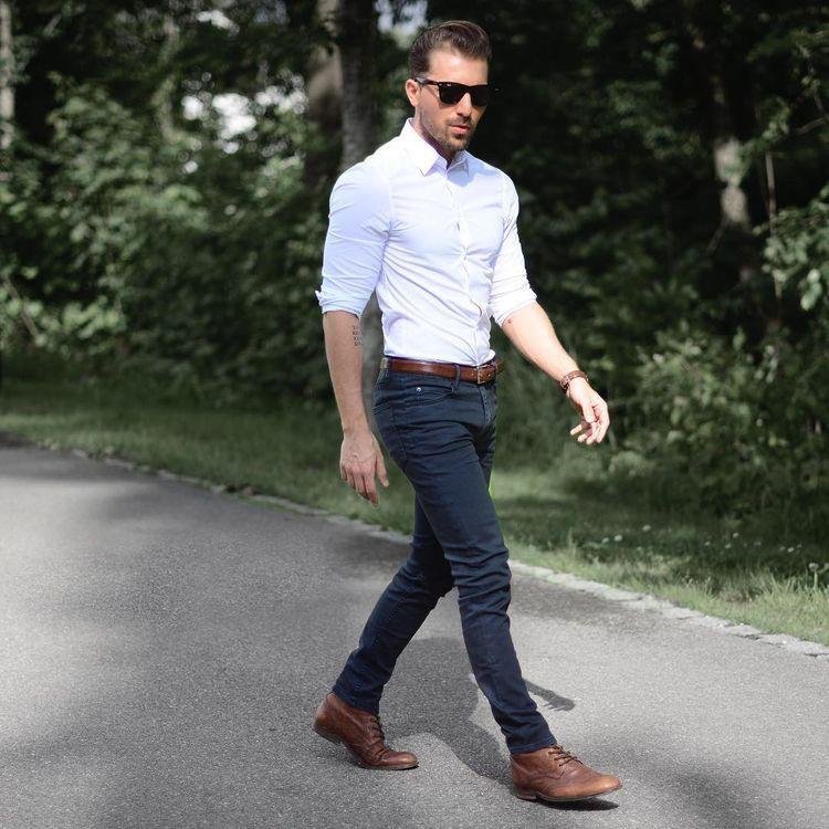 Camisa azul muy claro con jeans oscuros y zapatos marrones