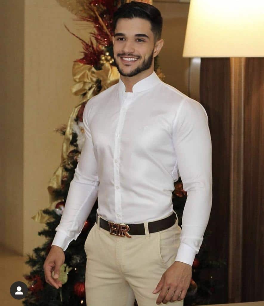 Camisa blanca con pantalón beige y cinturón de piel