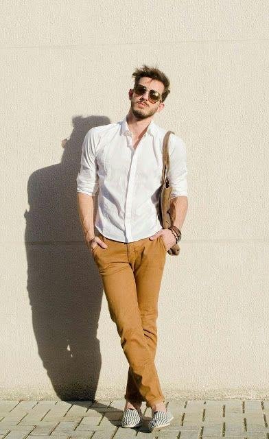Camisa blanca con pantalón camel