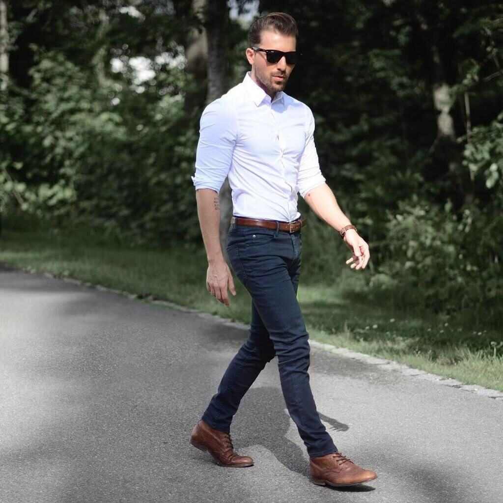 Camisa azul claro con jeans oscuros y zapatos marrones