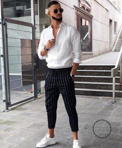 Camisa blanca de lino con pantalón de rayas